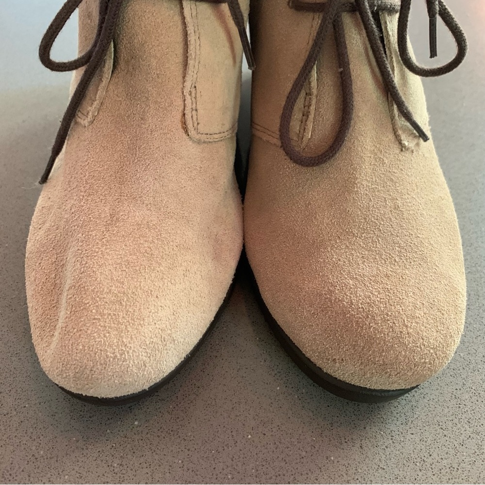 Crocs Leigh Wedge Ankle Boots Women's 7.5 Beige Suede Lace Up Shoes Style 203419 - Picture 3 of 10